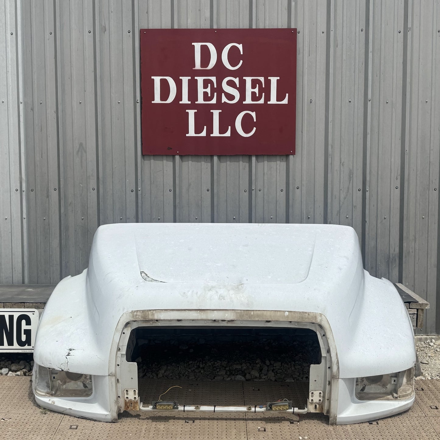 95-98 Ford F650 F750 Tilt Hood White *Blem*