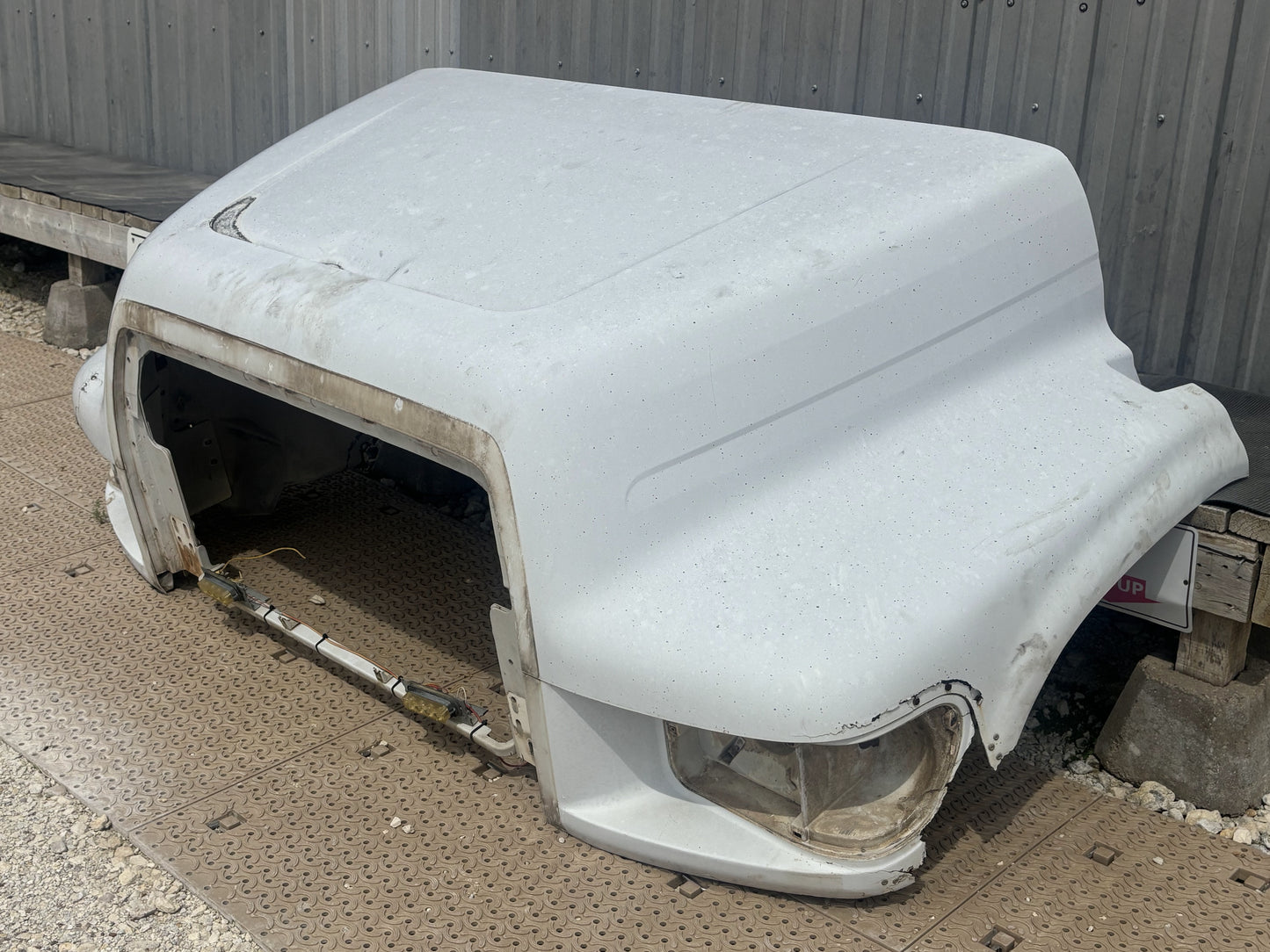 95-98 Ford F650 F750 Tilt Hood White *Blem*