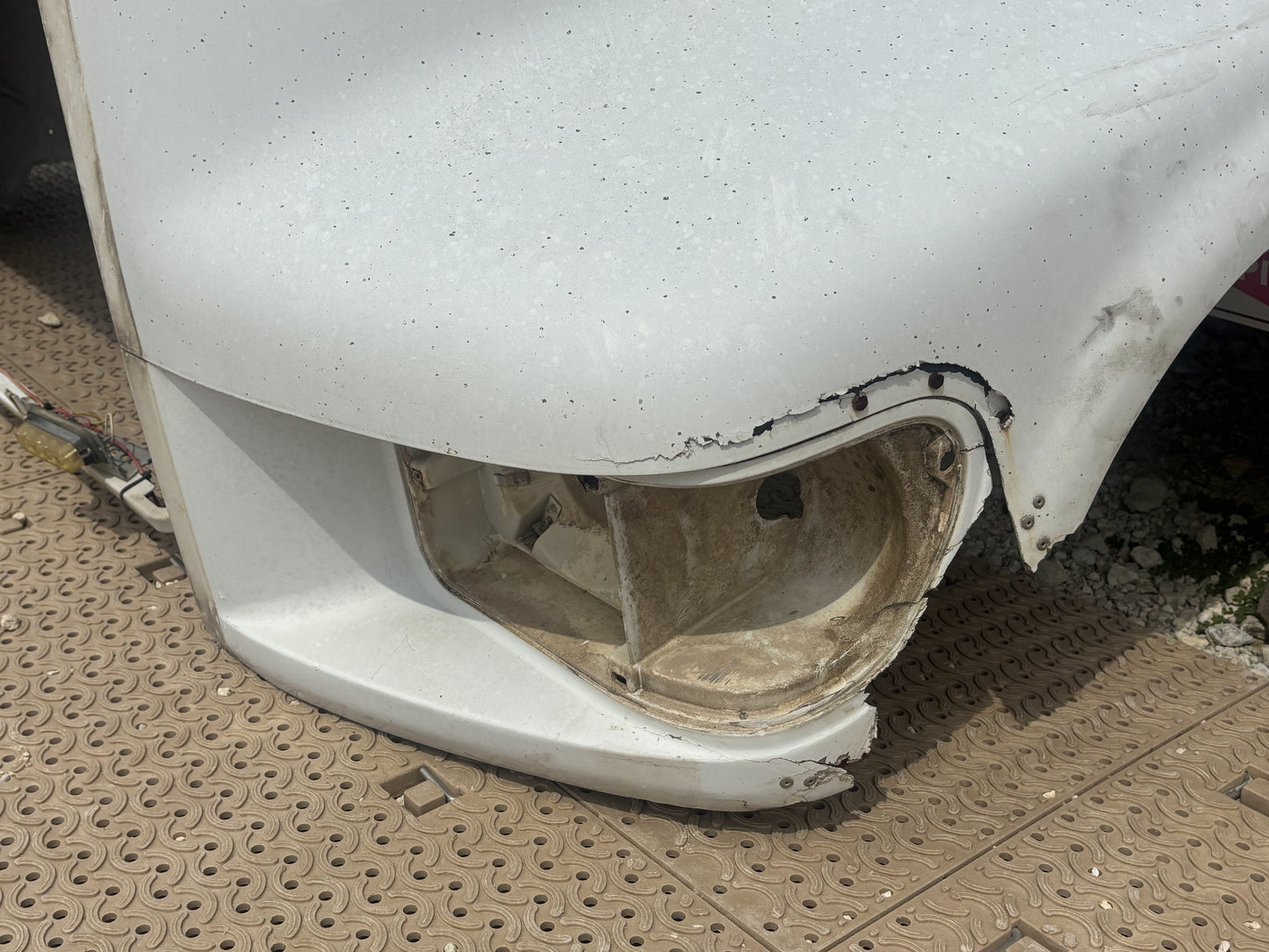 95-98 Ford F650 F750 Tilt Hood White *Blem*