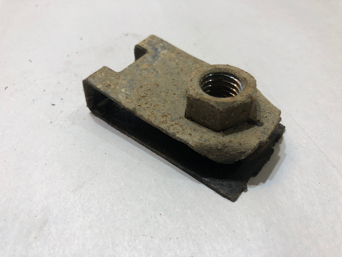 05-16 Ford F250 F350 Super Duty Bed Mount Bolt Nut Clip OEM