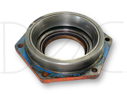 International IH 1086 1486 Tractor Rear Axle Housing Carrier Cap 528716R1