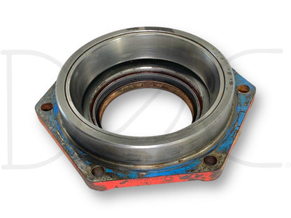 International IH 1086 1486 Tractor Rear Axle Housing Carrier Cap 528716R1