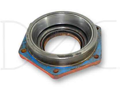 International IH 1086 1486 Tractor Rear Axle Housing Carrier Cap 528716R1