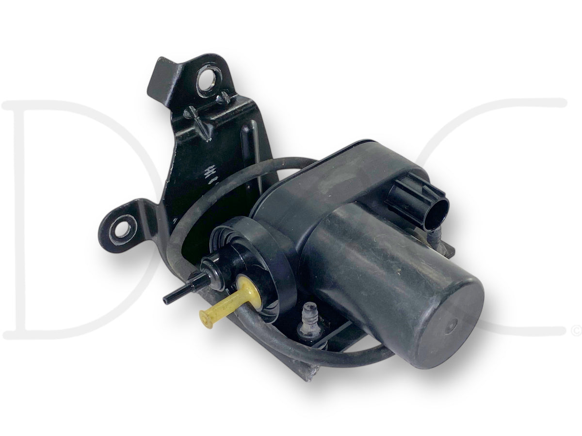 99-07 Ford F250 F350 7.3 6.0 Vacuum Pump With Mount Bracket OE 4C34-2A451-B used, good condition, compatible with Ford Excursion and Super Duty trucks for reliable diesel engine vacuum supply.