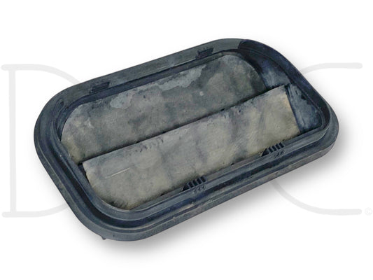 03-16 Ford F250 F350 Super Duty Rear Cab Air Breather Vent OE 3C3A-54280B62-BA used air breather vent with light wear, compatible with 2003-2016 Ford F-250, F-350, F-450, and F-550 Super Duty trucks including 6.4L Powerstroke models, designed for durability and OE fitment.