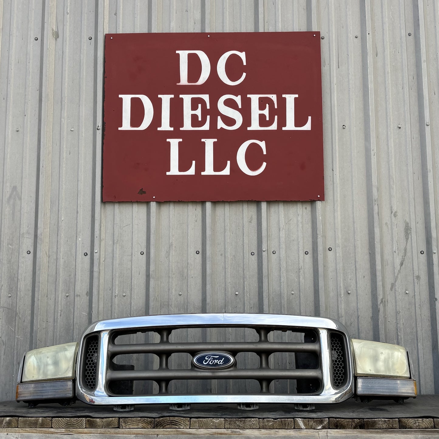 99-04 Ford F250 F350 Excursion Header Panel Green W/ Chrome/Tan Grill