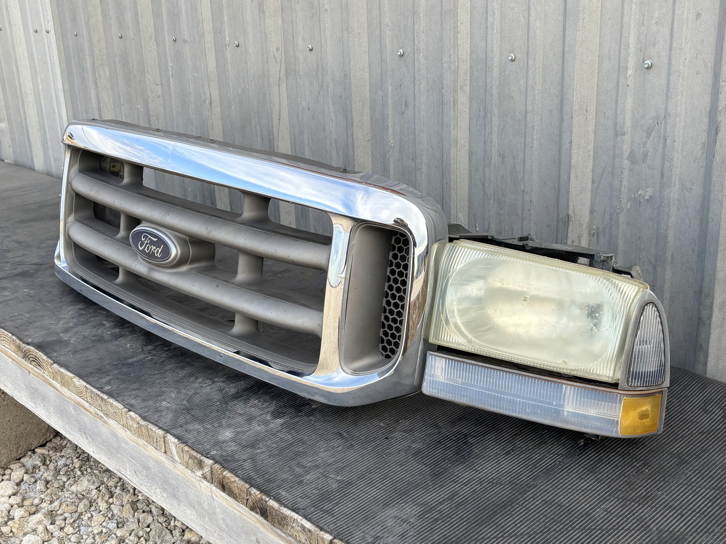99-04 Ford F250 F350 Excursion Header Panel Green W/ Chrome/Tan Grill