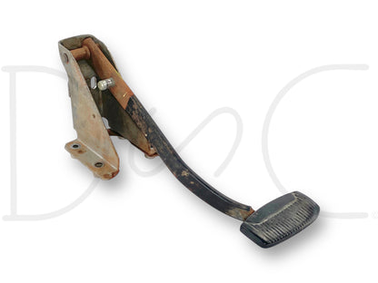 99-04 Ford F250 F350 Brake Pedal Assembly Auto Trans OEM used with light wear, compatible with 1999-2004 Ford F-250 F-350 F-450 F-550 trucks, removed from 2004 Ford F-350 Lariat 6.0 Diesel 5R110 automatic 4WD, featuring original factory metal construction and rubber pedal pad.
