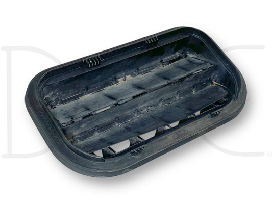 03-16 Ford F250 F350 Super Duty Rear Cab Air Breather Vent OE 3C3A-54280B62-BA used air breather vent with light wear, compatible with Ford Super Duty trucks from 2003 to 2016 including F-250, F-350 models, removed from a 2004 Ford F-350 Lariat 6.0 Diesel.