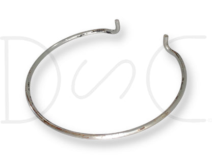 99-04 Ford F250 F350 4WD 4X4 Front Axle Locking Hub Snap Ring Retainer made of metal with a circular shape and two bent ends, showing light wear consistent with its USED - GOOD condition, compatible with 99-04 Ford Super Duty trucks including 6.0L Powerstroke models.