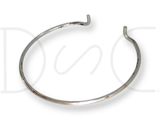 99-04 Ford F250 F350 4WD 4X4 Front Axle Locking Hub Snap Ring Retainer made of metal with a circular shape and two bent ends, showing light wear consistent with its USED - GOOD condition, compatible with 99-04 Ford Super Duty trucks including 6.0L Powerstroke models.