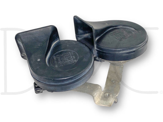 99-01 Ford F250 F350 Horn Set Hi Low Dual Tone Horns OEM, used condition with light wear, designed for 1999-2001 Ford F-250, F-350, F-450, and F-550 trucks, compatible with Powerstroke diesel models, featuring black plastic casings and metal mounting bracket.