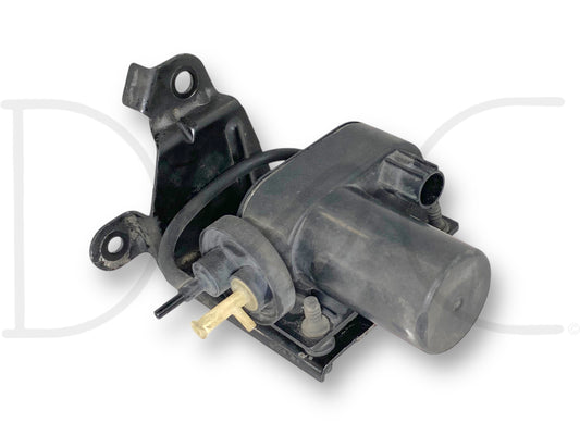 99-07 Ford F250 F350 7.3 6.0 Vacuum Pump With Mount Bracket OE F81H-2A451-AC used auto part with light wear, designed for Ford Super Duty trucks including F-250, F-350, F-450, and F-550 models from 1999 to 2007, suitable for diesel engine applications.