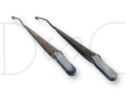 99-07 Ford F250 F350 Windshield Wiper Arm Set Pair RH Right LH Left OEM Arms, used condition with light wear and fading, compatible with 1999-2007 Ford F-250, F-350, F-450, and F-550 models, suitable for trucks with 7.3L diesel engines and automatic transmissions.