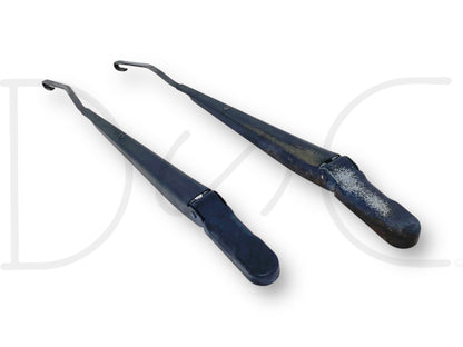 99-07 Ford F250 F350 Windshield Wiper Arm Set Pair RH Right LH Left OEM Arms used with light wear, compatible with Ford Super Duty trucks including F-250, F-350, F-450, and F-550 models from 1999 to 2007, suitable for diesel engines and powerstroke applications.