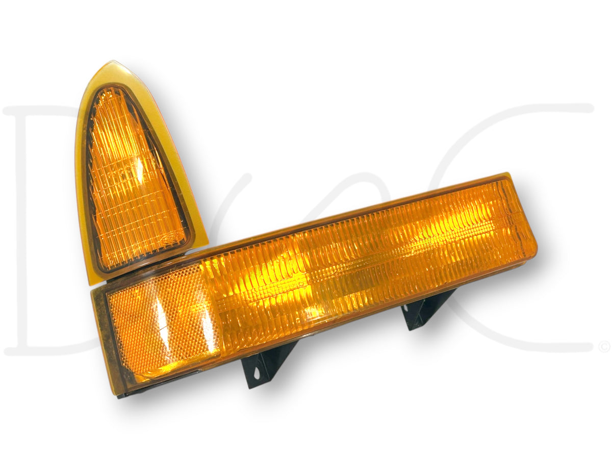 99-04 Ford F250 F350 RH Right Passenger Parking Light Turn Signal 1C3X-13B220-A