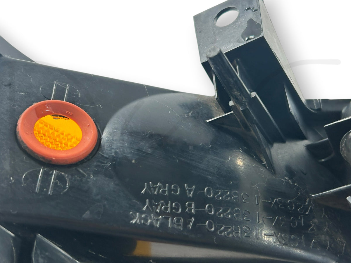 99-04 Ford F250 F350 RH Right Passenger Parking Light Turn Signal 1C3X-13B220-A