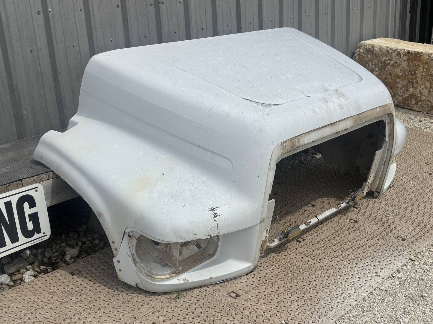 95-98 Ford F650 F750 Tilt Hood White *Blem*