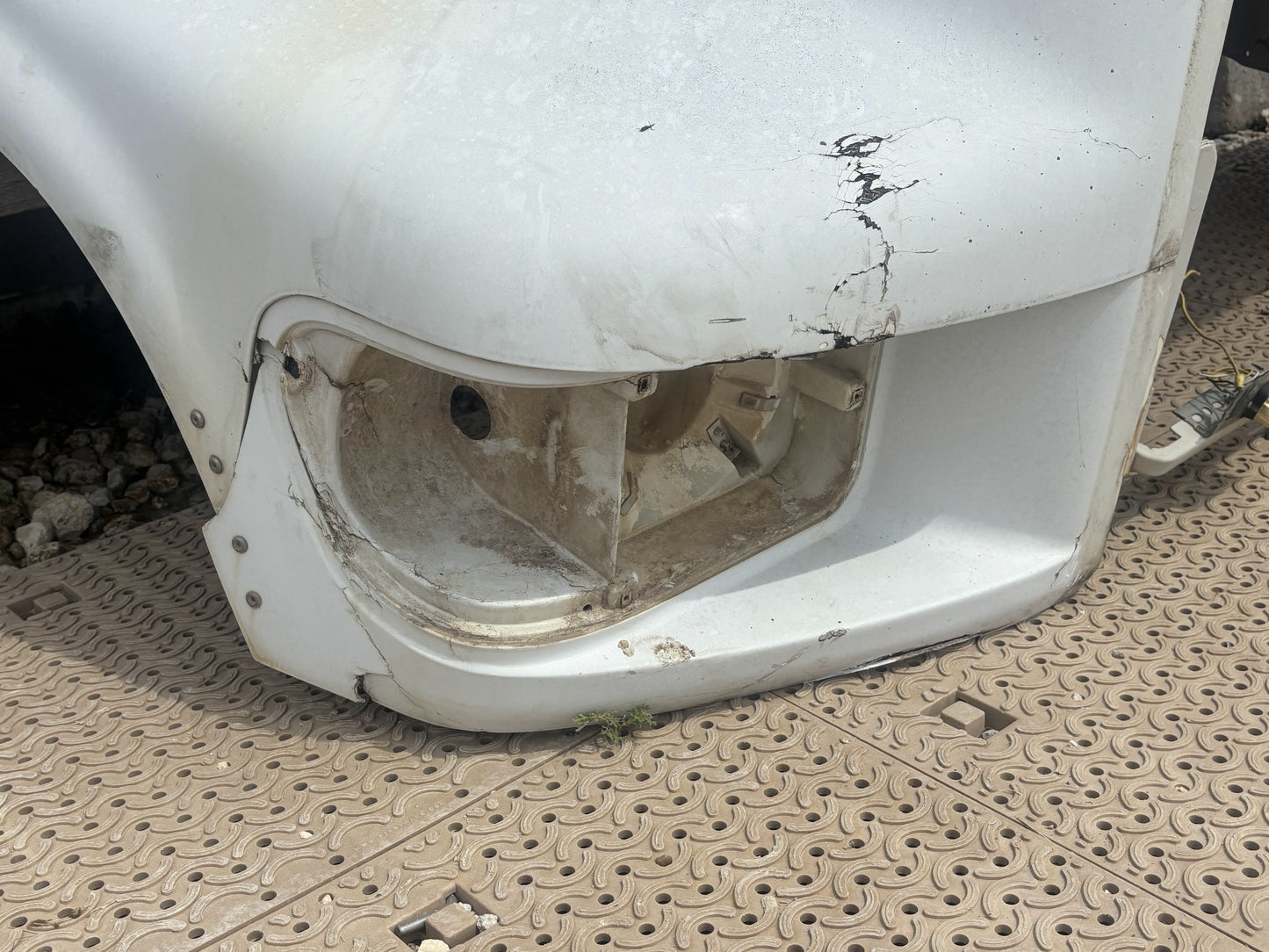 95-98 Ford F650 F750 Tilt Hood White *Blem*