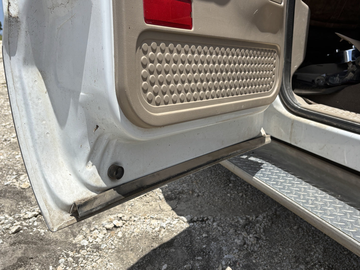 99-07 Ford F250 F350 Rear LH Left Driver Crew Cab Door Z1 White / Aq Tan Pwr