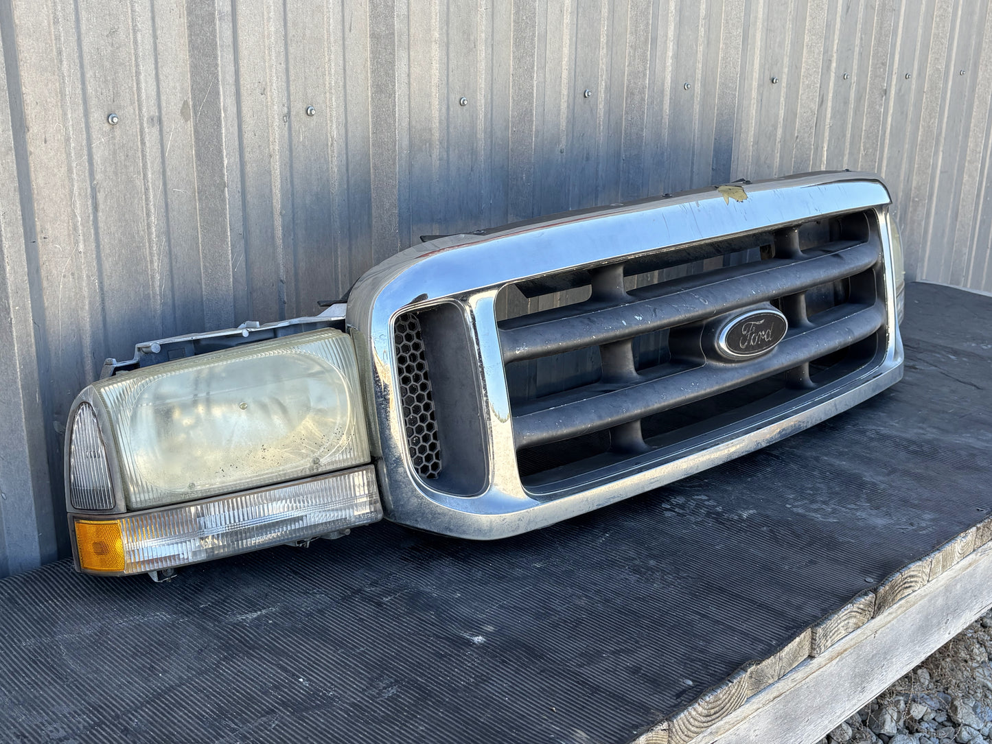99-04 Ford F250 F350 Excursion Header Panel White W/ Chrome Grill