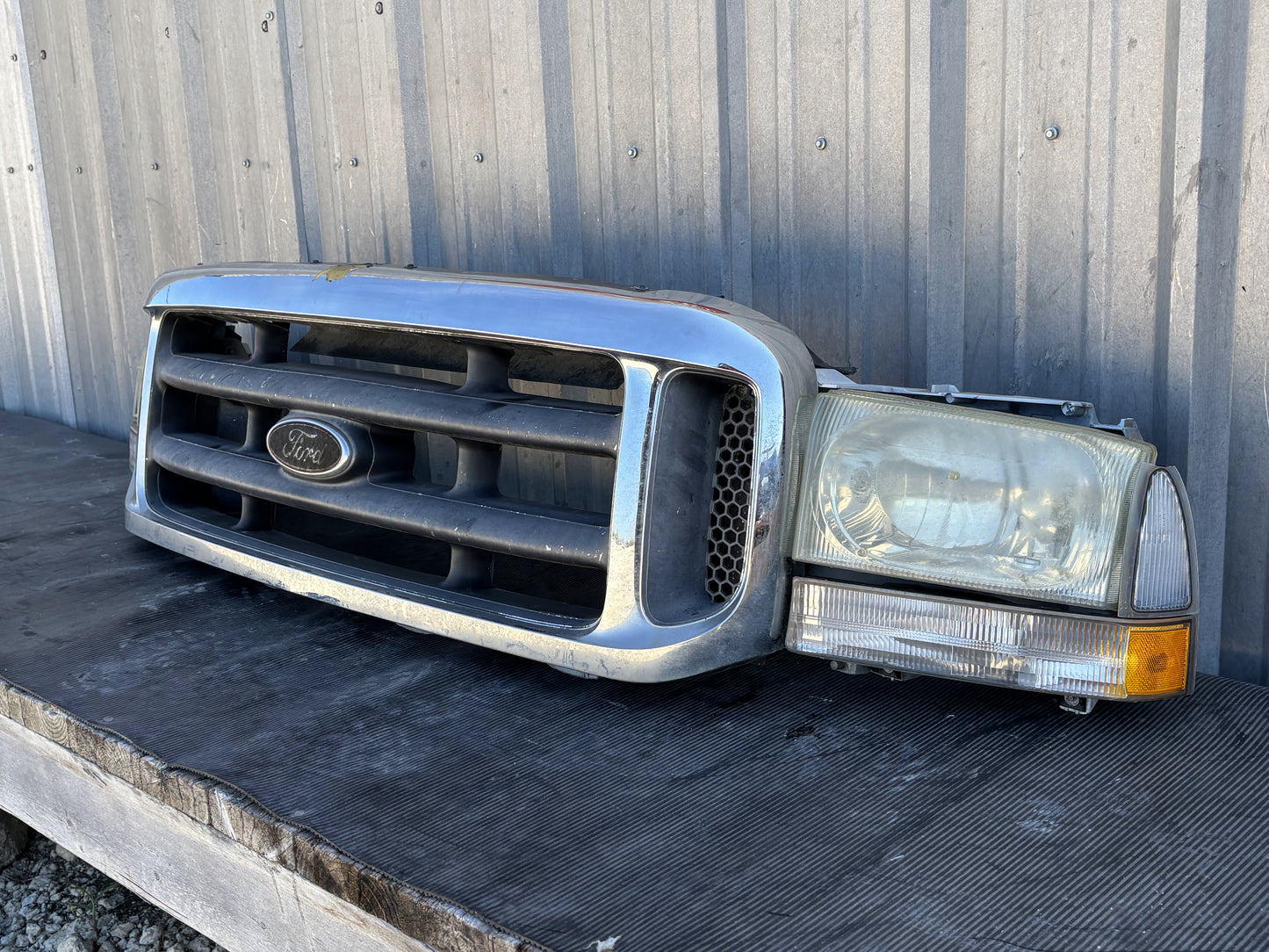 99-04 Ford F250 F350 Excursion Header Panel White W/ Chrome Grill