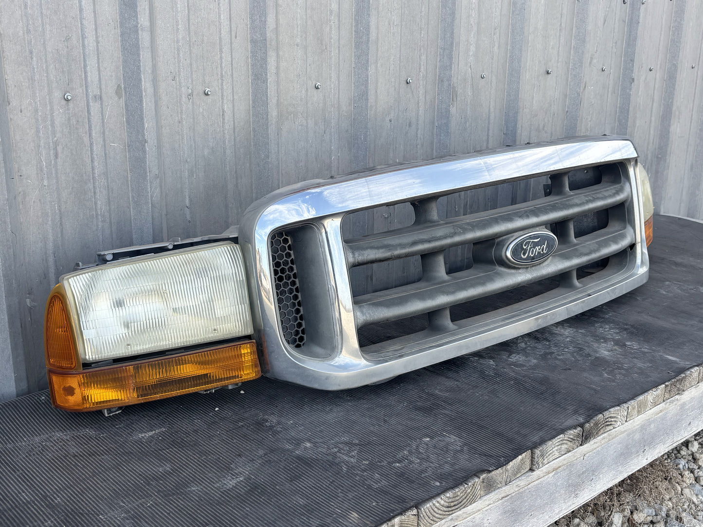 99-04 Ford F250 F350 Header Panel Z3 Silver W/ Grill And Headlights