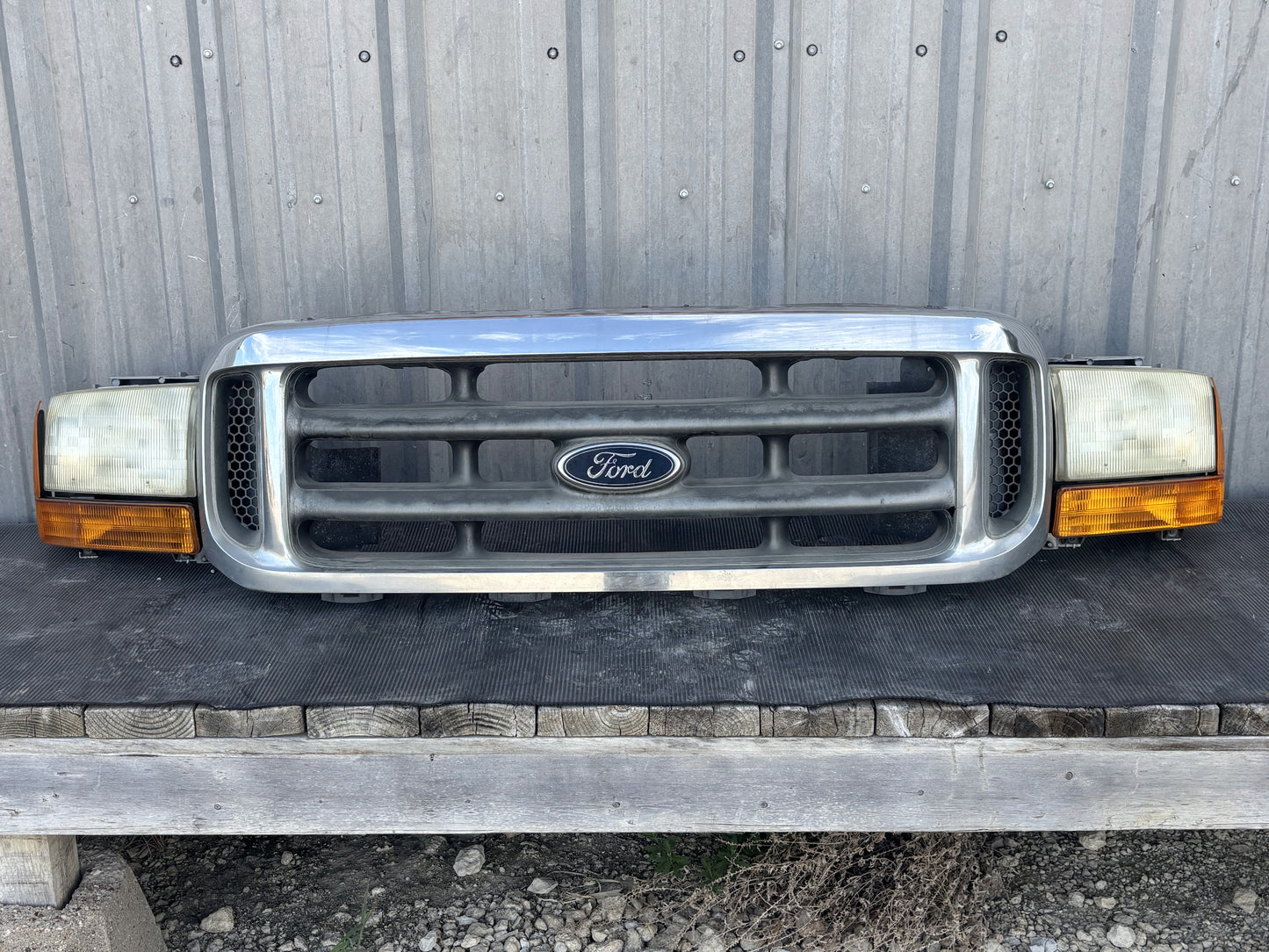 99-04 Ford F250 F350 Header Panel Z3 Silver W/ Grill And Headlights