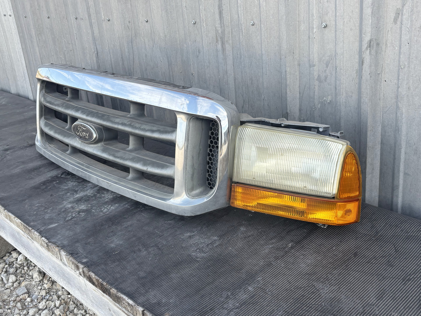 99-04 Ford F250 F350 Header Panel Z3 Silver W/ Grill And Headlights
