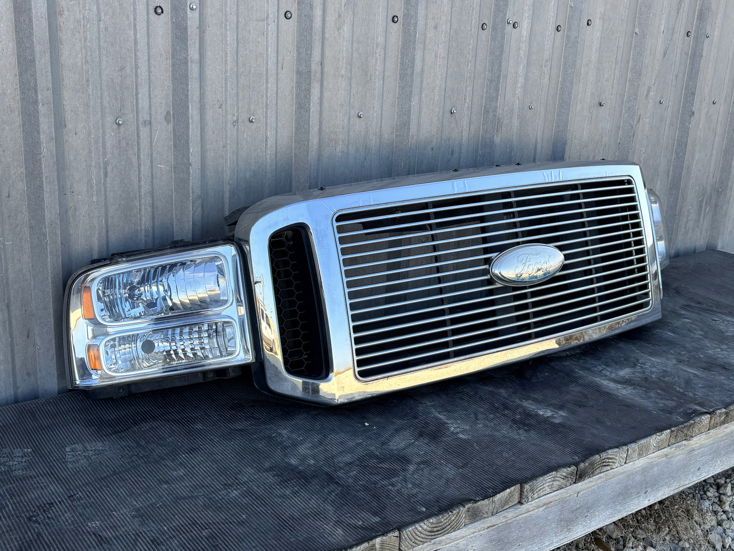 05-07 Ford F250 F350 Header Panel Black W/ Chrome Grill