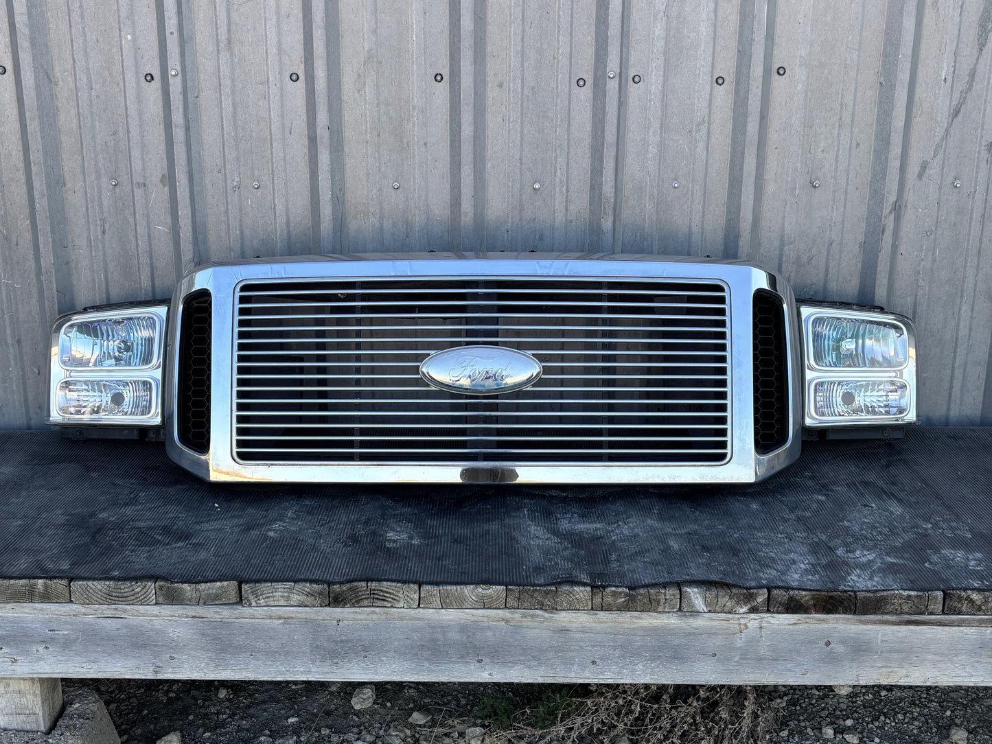 05-07 Ford F250 F350 Header Panel Black W/ Chrome Grill