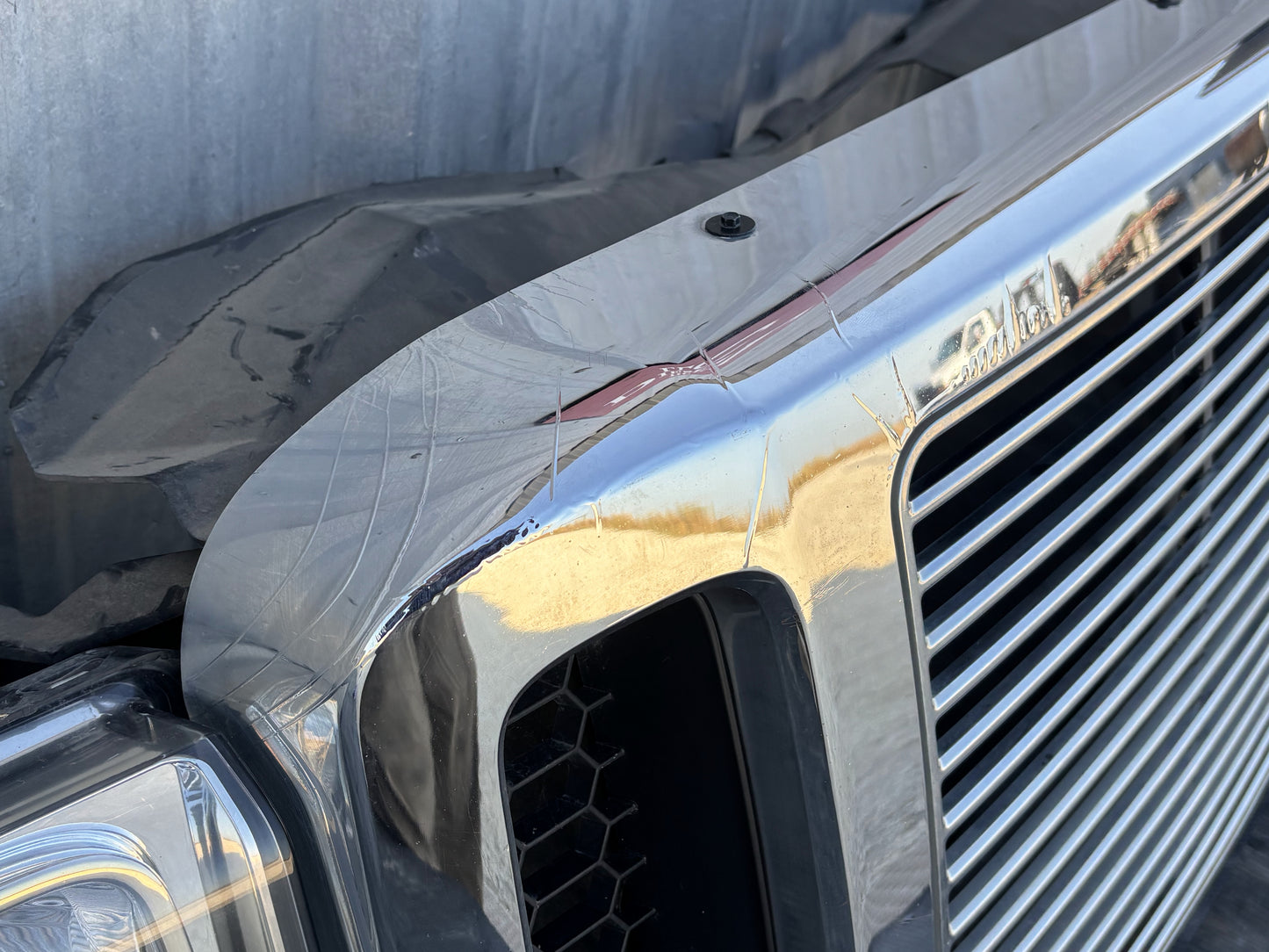 05-07 Ford F250 F350 Header Panel Black W/ Chrome Grill