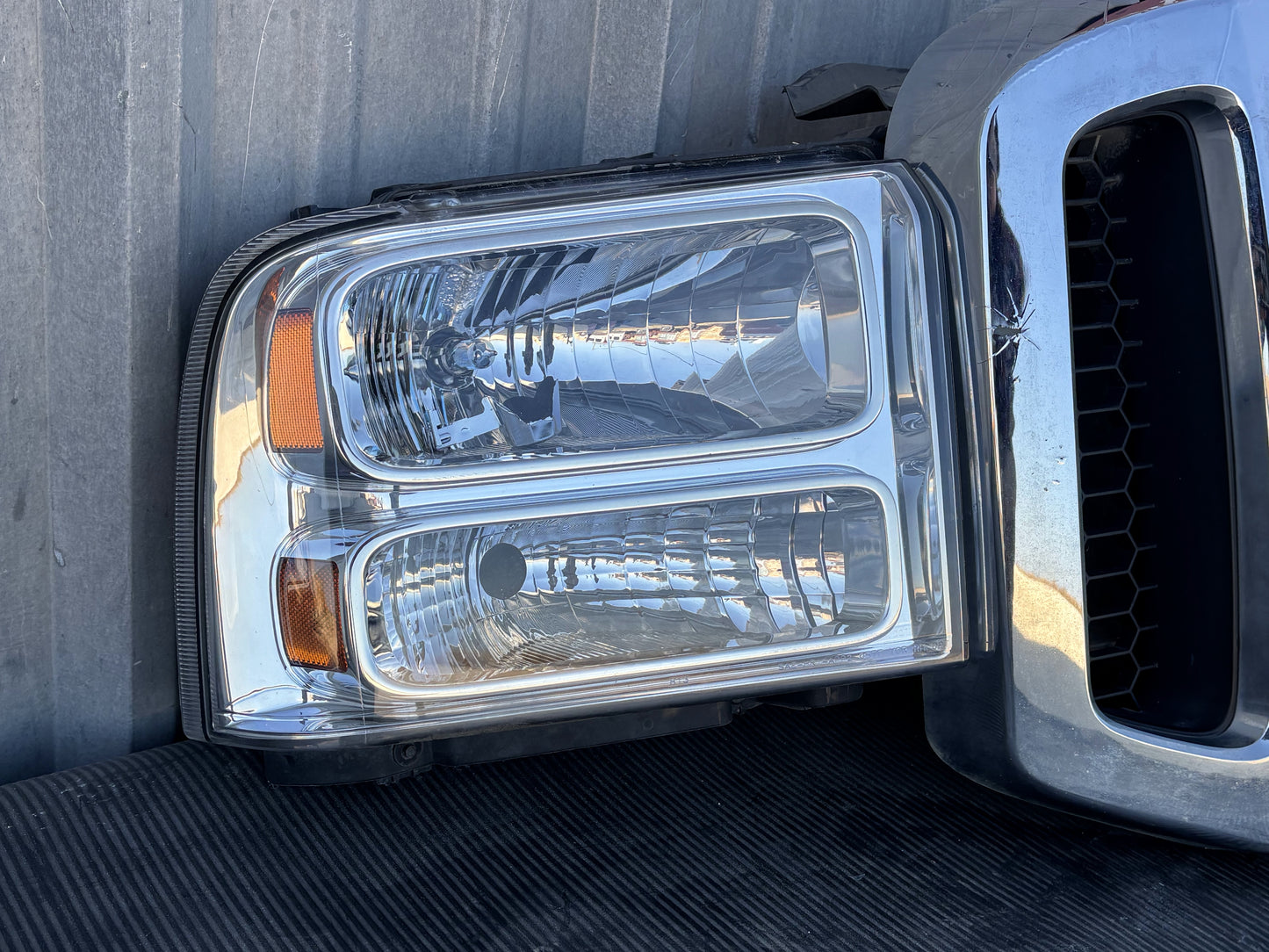 05-07 Ford F250 F350 Header Panel Black W/ Chrome Grill