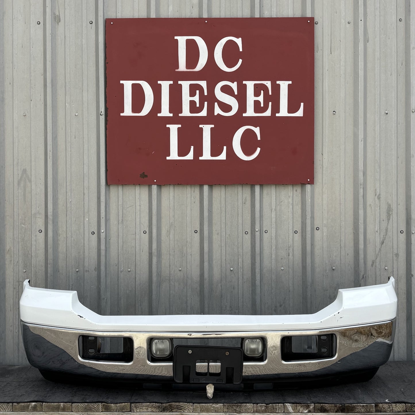 05-07 Ford F250 F350 Front Bumper Chrome W/ White Cap W/ Fog Lights