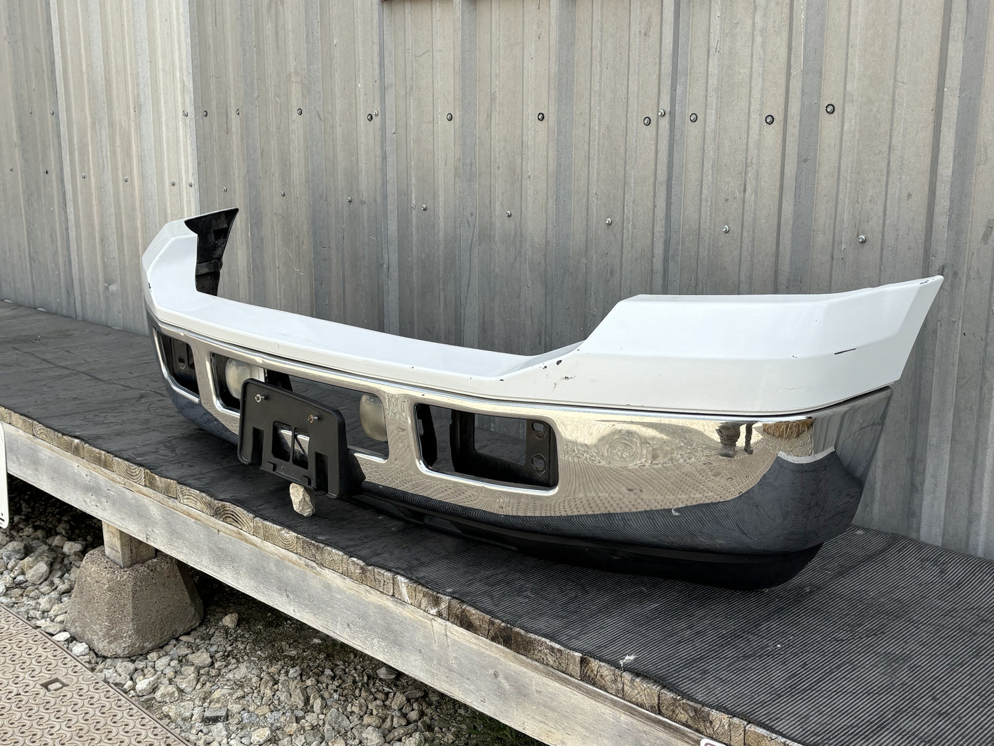 05-07 Ford F250 F350 Front Bumper Chrome W/ White Cap W/ Fog Lights