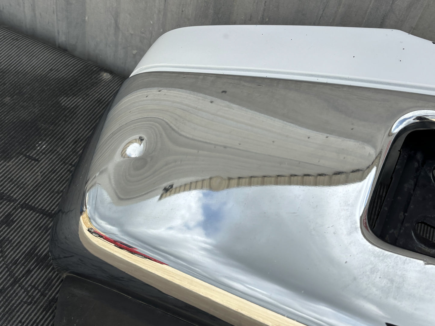 05-07 Ford F250 F350 Front Bumper Chrome W/ White Cap W/ Fog Lights