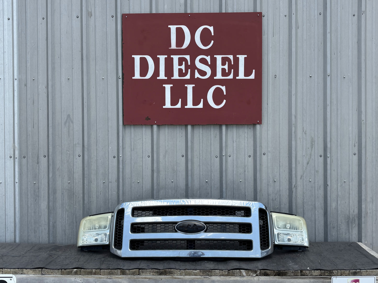 05-07 Ford F250 F350 Lariat Header Panel White