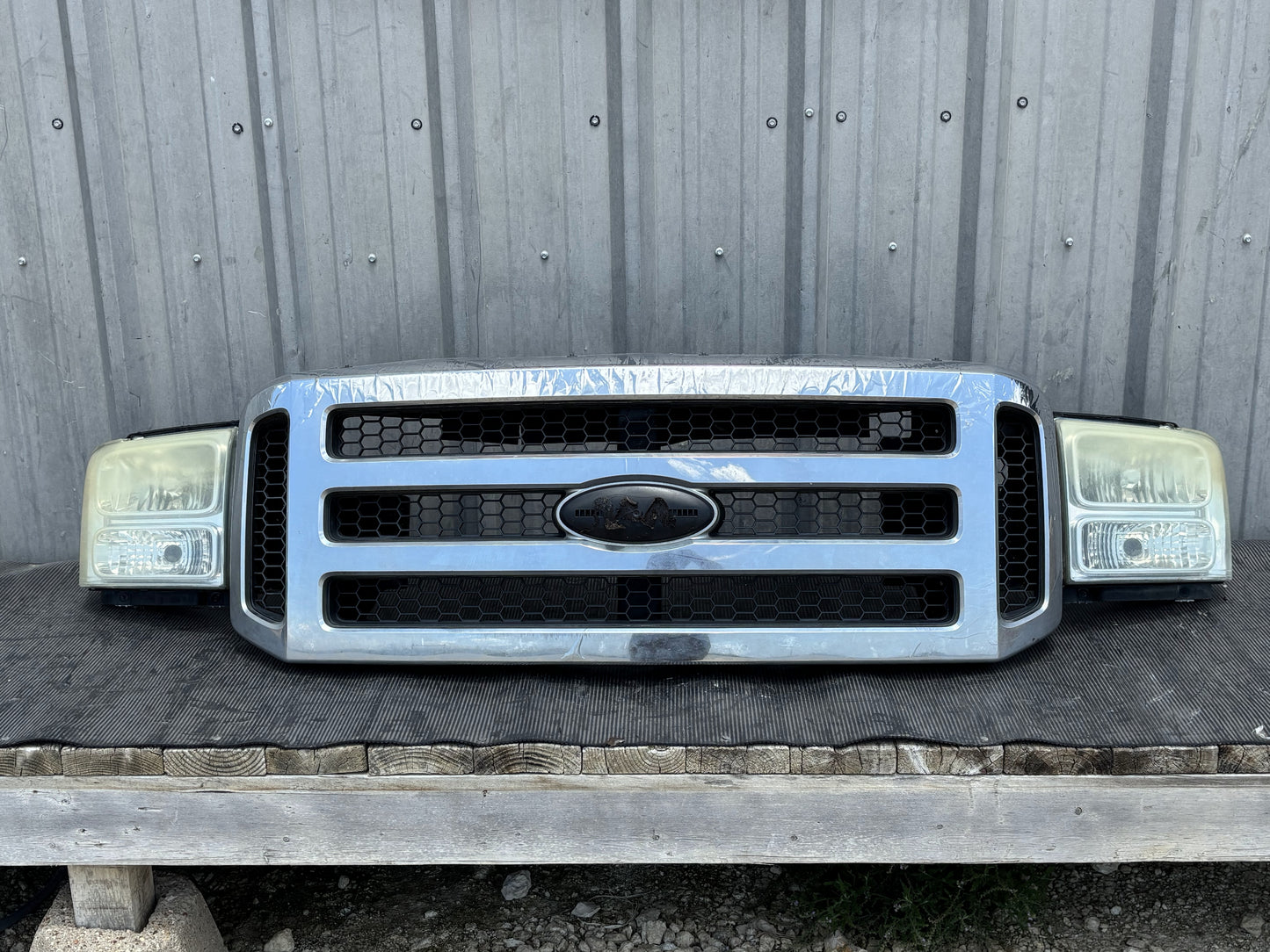 05-07 Ford F250 F350 Lariat Header Panel White