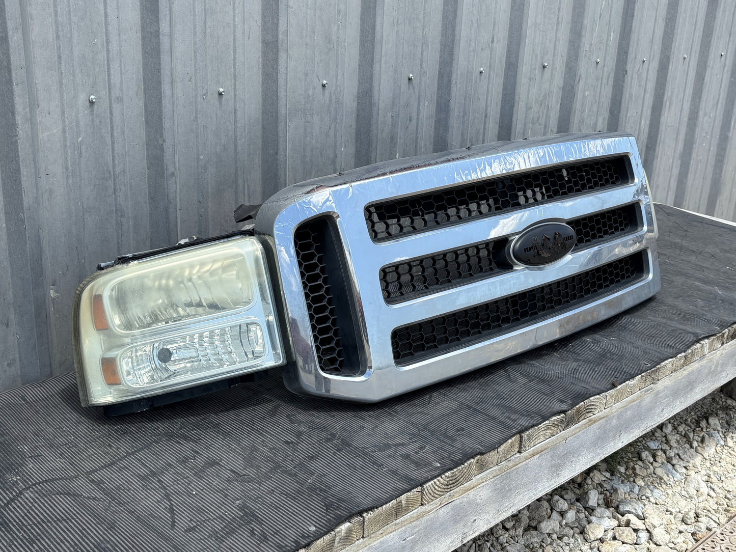 05-07 Ford F250 F350 Lariat Header Panel White