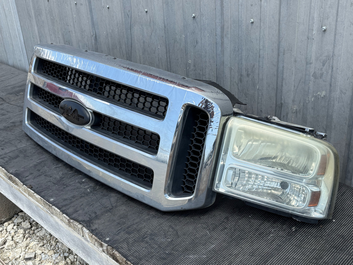 05-07 Ford F250 F350 Lariat Header Panel White