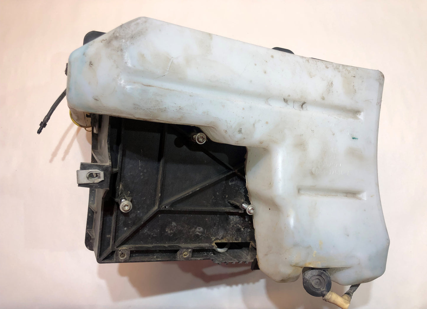 11-16 Ford F250 F350 6.7L RH Battery Tray Windshield Washer Tank Pump OE